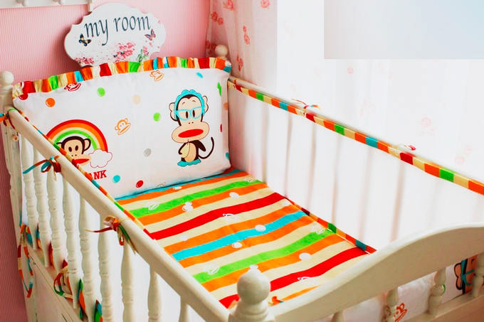 Фото спального места младенца с мягкими накладками на бортиках