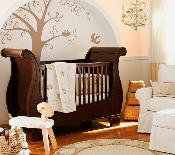Детская кроватка для младенца из массива дерева