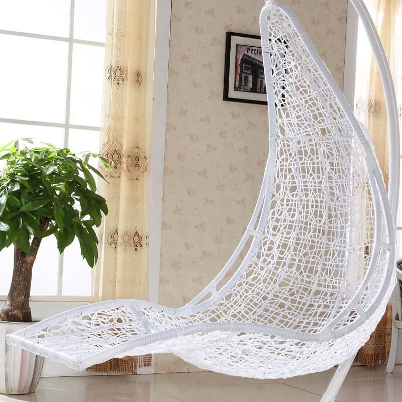 Фото подвесного плетеного кресла из ротанга
