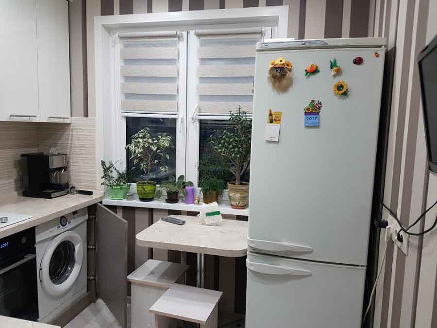 Холодильник в интерьере гостиной