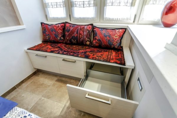 Выдвижные ящики в диване могут вместить в себя большое количество кухонных принадлежностей