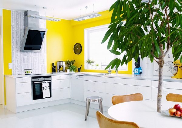 Чёрно-белая кухня с желтыми стенами