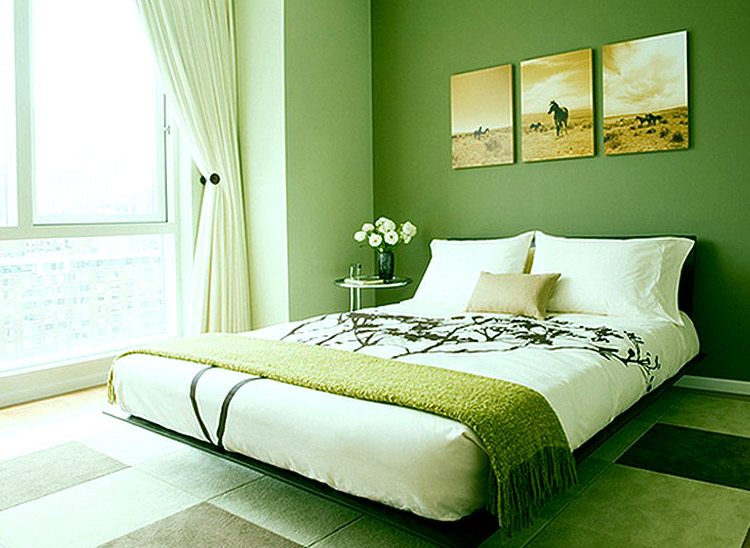 Дизайн спальни в зеленых тонах идеально подойдёт для маленького помещения.