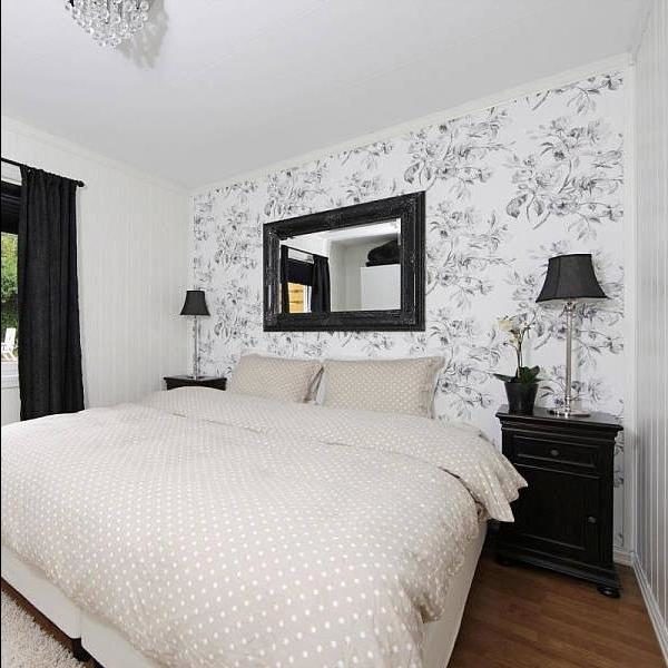 Комната отдыха во всей красе классических оттенков: контрастный белый цвет и черный - достойный тандем.