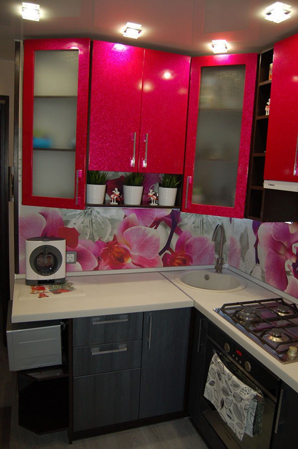 Ярко-розовые фасады на миниатюрной кухне