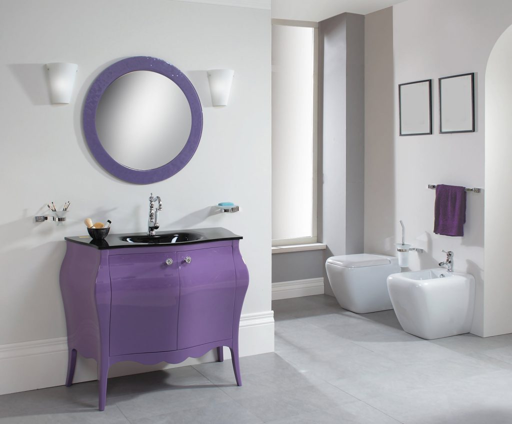 Сиреневое зеркало и мебель в ванной