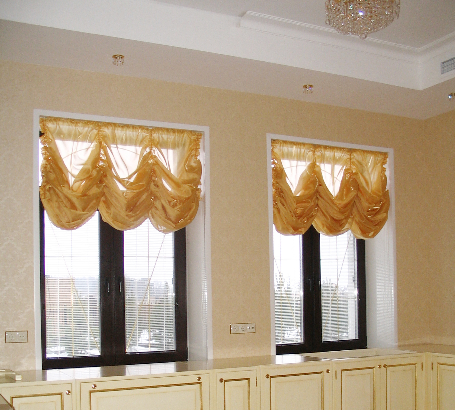 Золотистые французские шторы в современной квартире