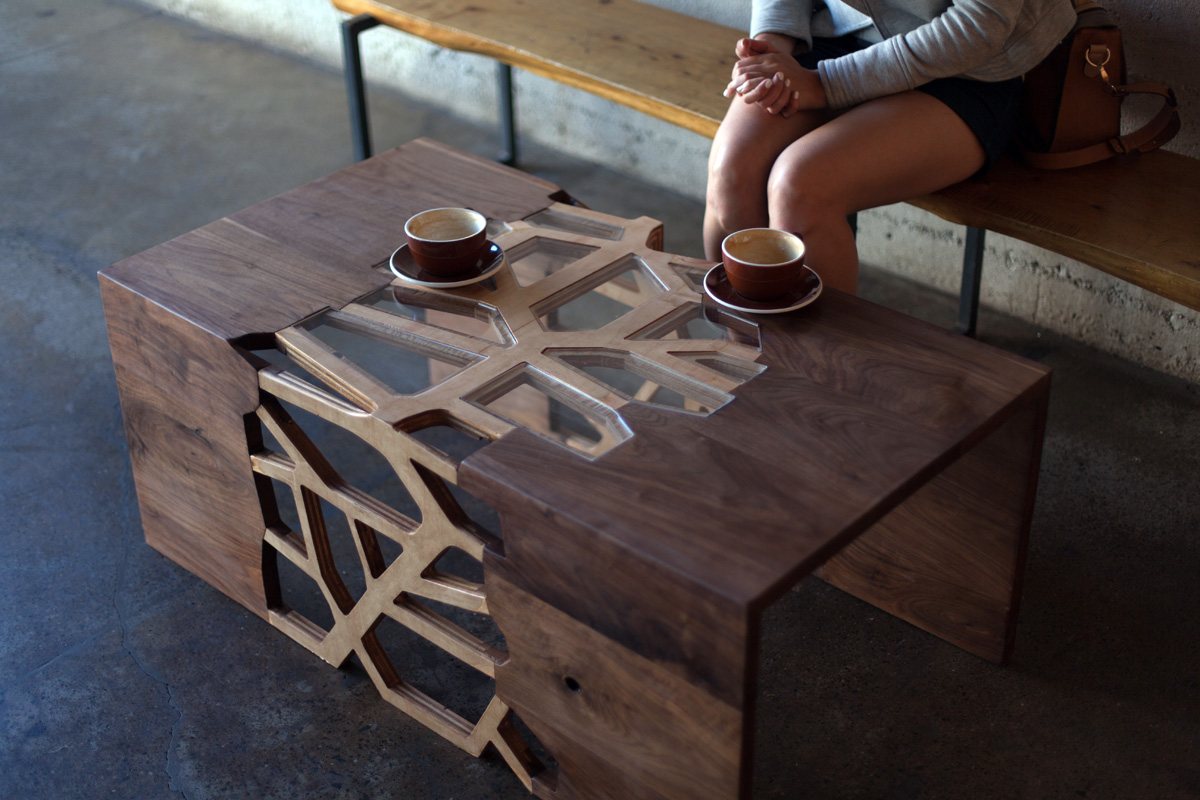 Кофейный столик из ореха и стекла