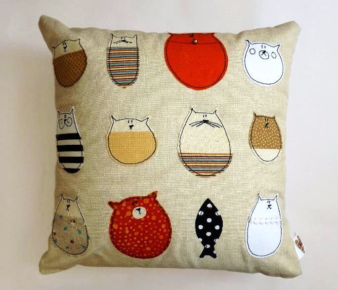Декоративная подушка из мешковины с котиками