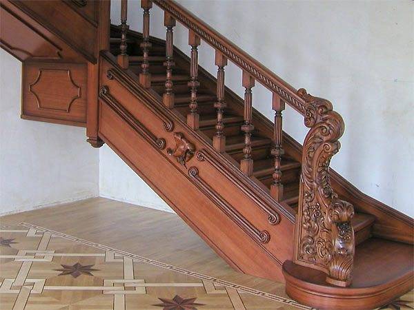 Отделанная деревянная лестница