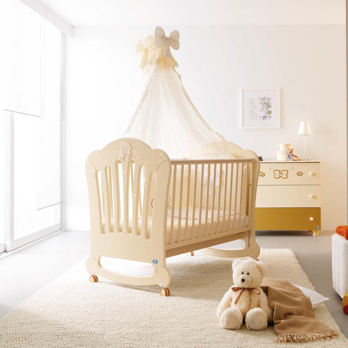 кровать с балдахином для новорожденного ребенка