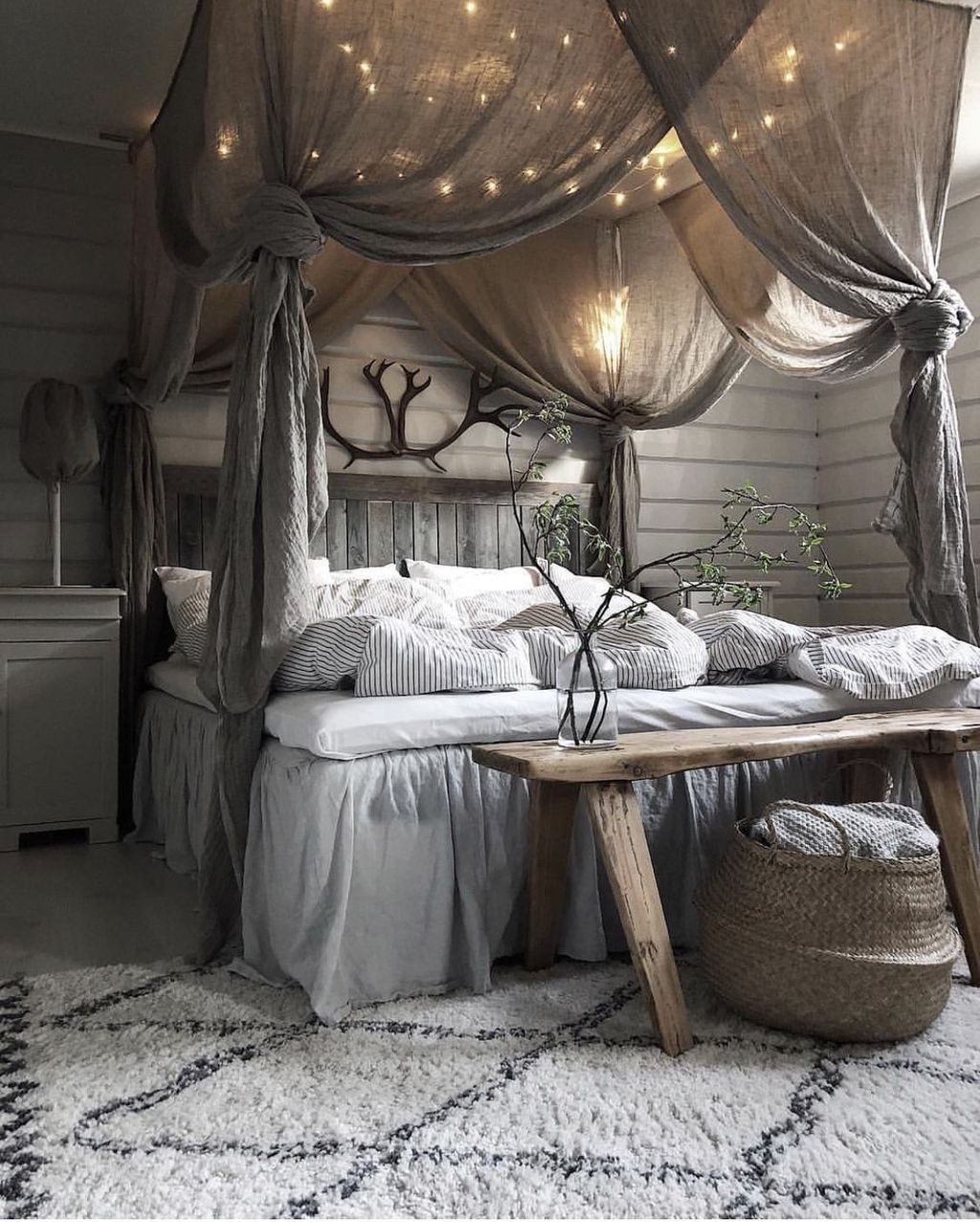 кровать с балдахином романтичная