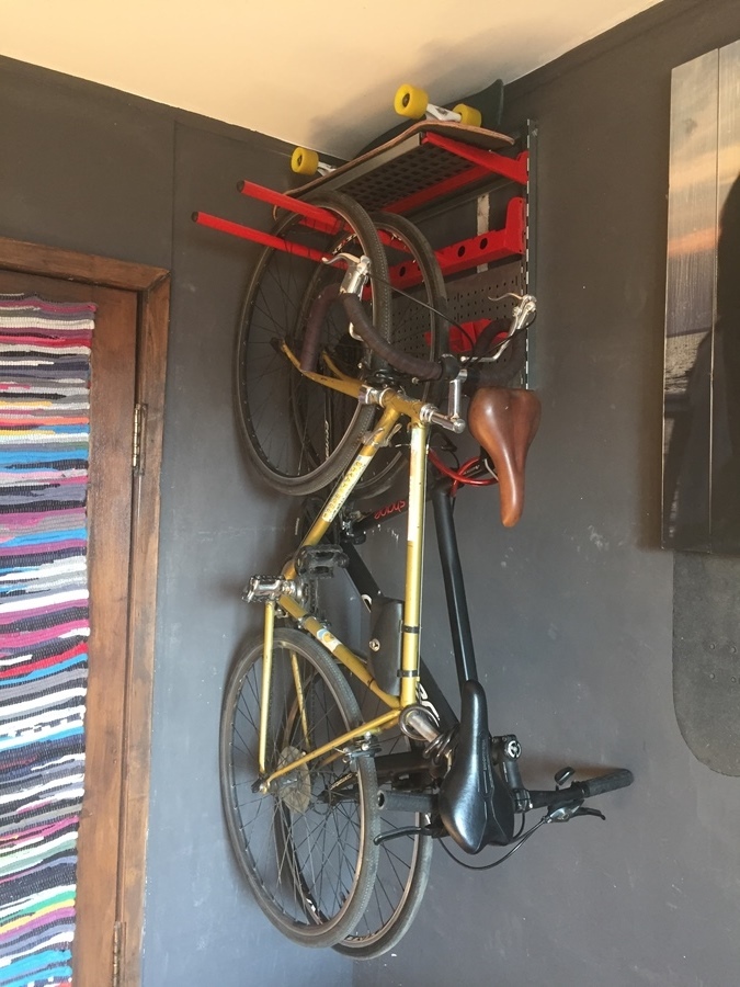 Вешалка для двух велосипедов