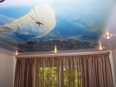 Натяжной потолок с яркими фотографиями для детской комнаты 