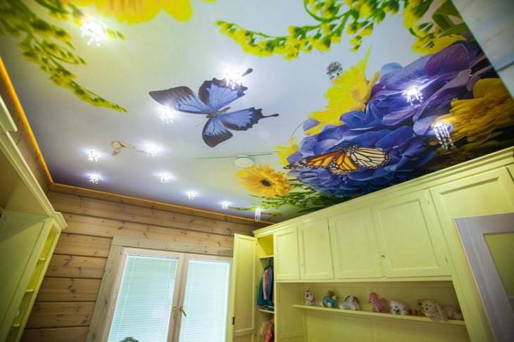 Натяжной потолок с красивым ярким рисунком для детской комнаты