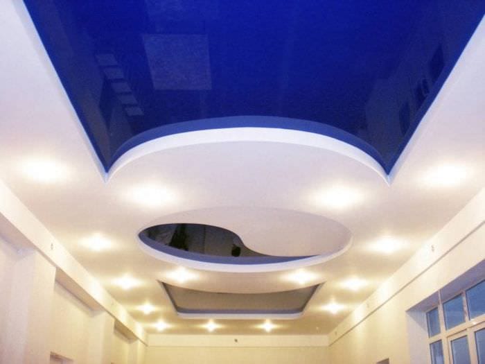 Интерьер гостиной с темным синим натяжным потолком 