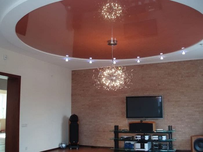 Натяжной потолок в дизайне гостиной с подвесным светильником