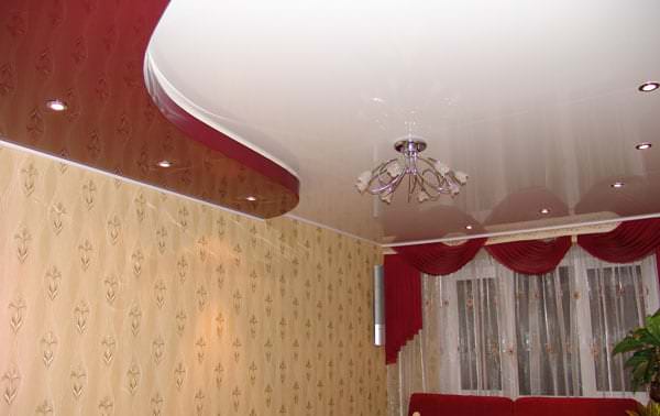 Плюсы и минусы натяжного потолка в гостиной с встроенной подсветкой 