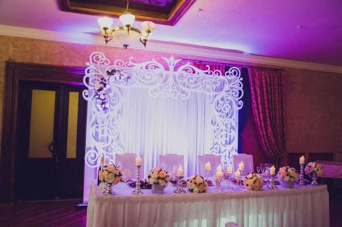 красивое украшение свадебного зала цветами