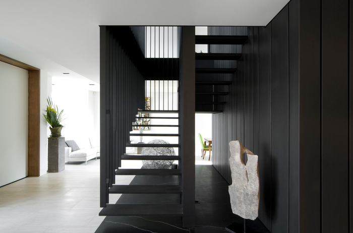лестница черного цвета