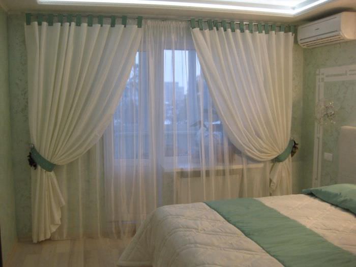 Занавески из прозрачного тюля на окне спального помещения