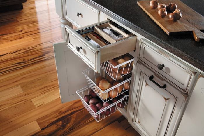 Кухонный гарнитур с выдвижными ящиками и корзинами