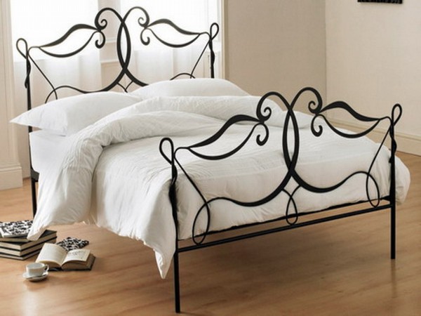 Кровать металлическая в интерьере спальни