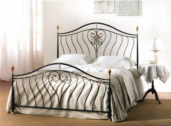 Спальня с металлической кроватью фото