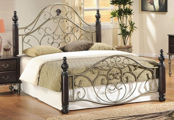Кровать металлическая с деревянными элементами