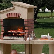 Un classico barbecue da giardino realizzato in muratura