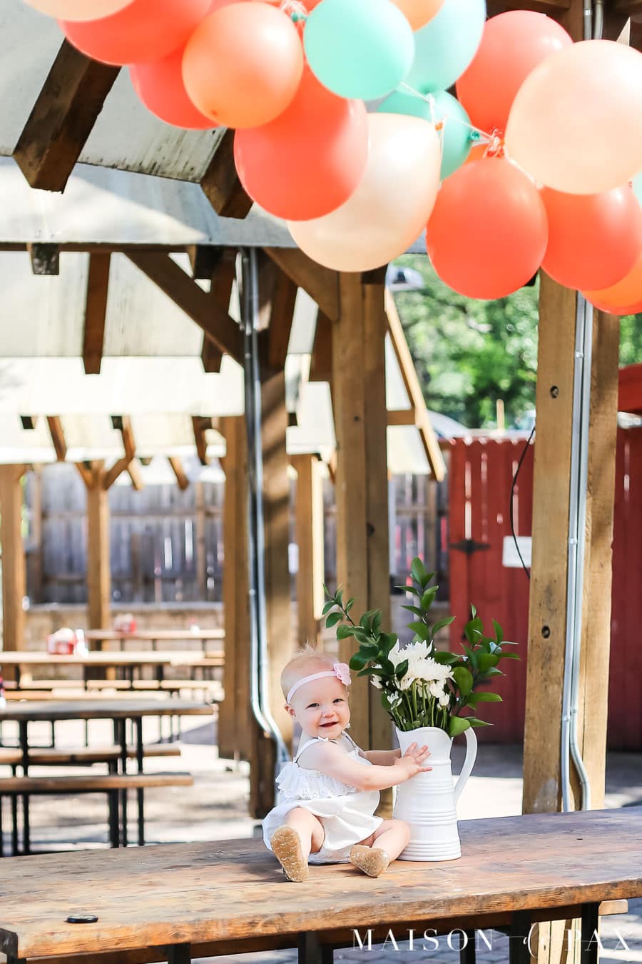 1 year old birthday party and balloon garland- Maison de Pax
