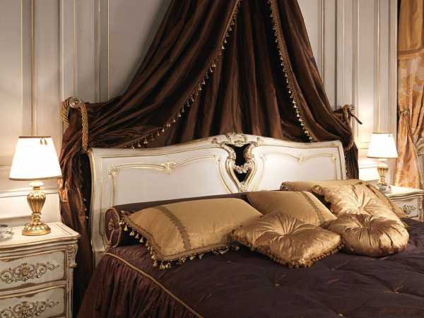Кровать с балдахином в интерьере спальни