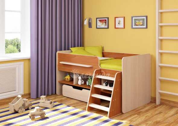 Обстановка детской комнаты с кроватью чердаком