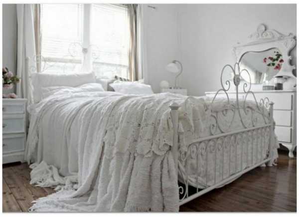 Спальня с белой кованной кроватью