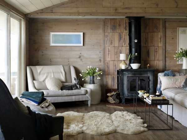 Интерьер гостиной деревянного дома