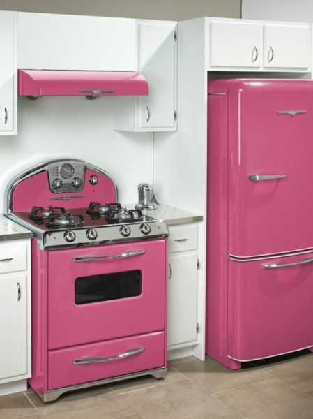 Яркий холодильник в интерьере кухни