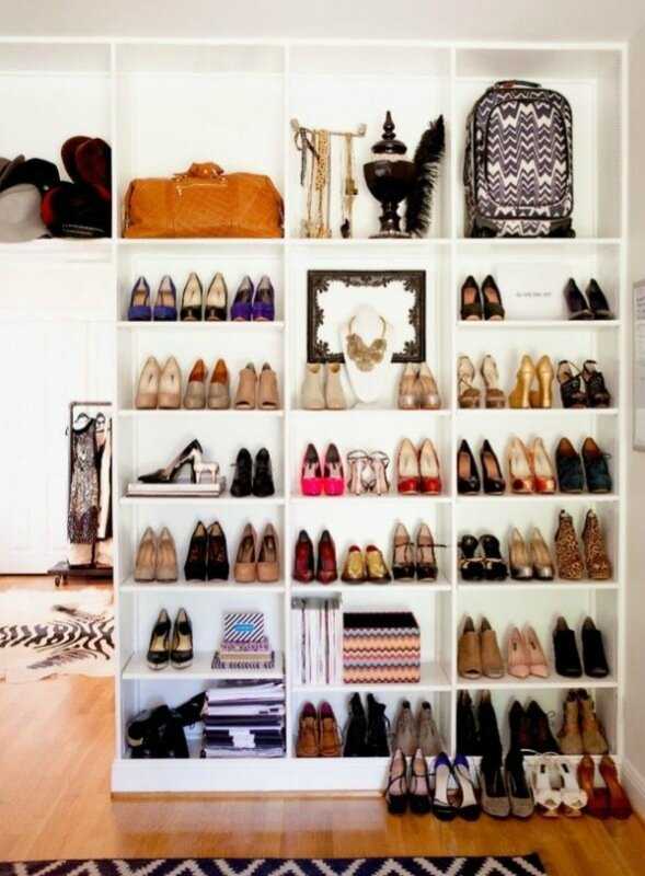 Полки для хранения обуви в гардеробной