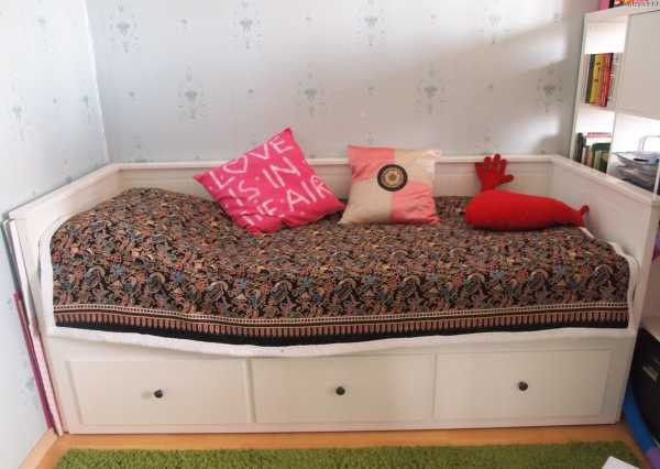 Икеа деревянная кровать в интерьере