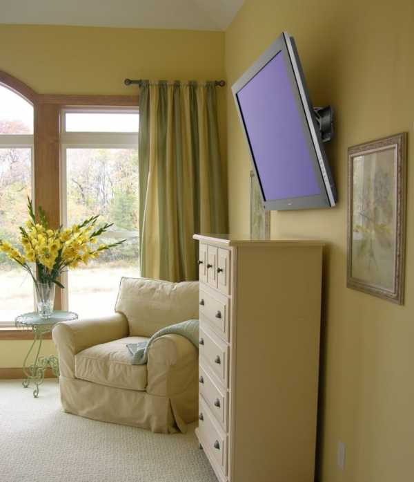 Телевизор на стене в интерьере спальни