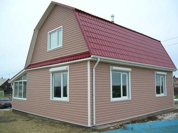 Обшивка дома сайдингом фото с коричневой крышей