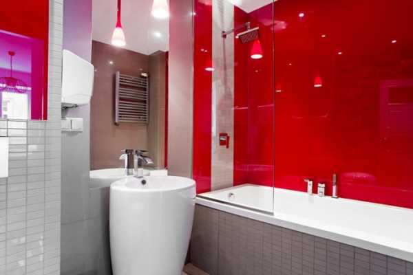Интерьер туалета с красным унитазом