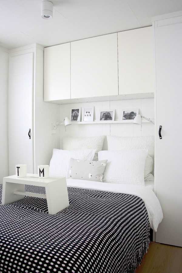 Коричневая кровать и белый шкаф в интерьере