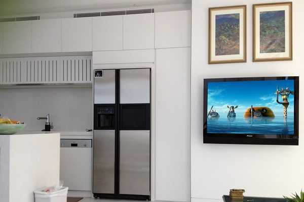 Варианты установки телевизора на кухне