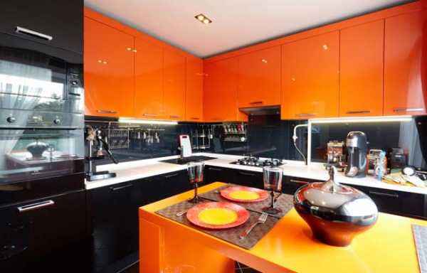 Черно оранжевая кухня в интерьере