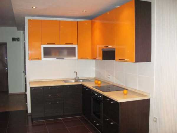 Дизайн кухни с оранжевым холодильником