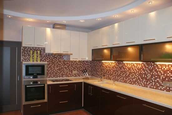 Дизайн потолка на кухне из пластиковых панелей