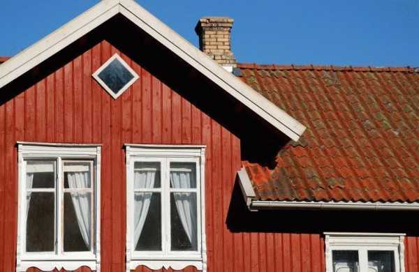 Коричневый дом с красной крышей фото