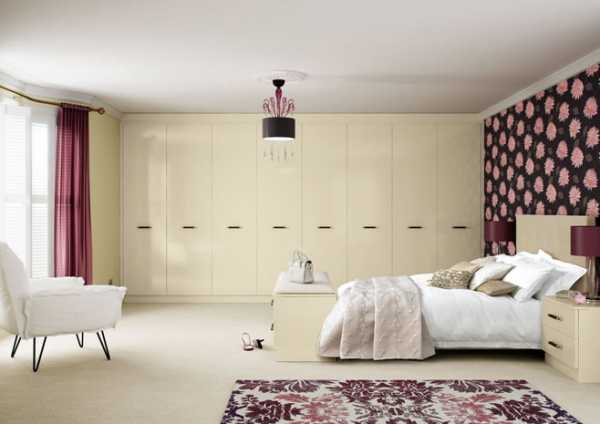 Дизайн спальни с рабочим местом в современном стиле