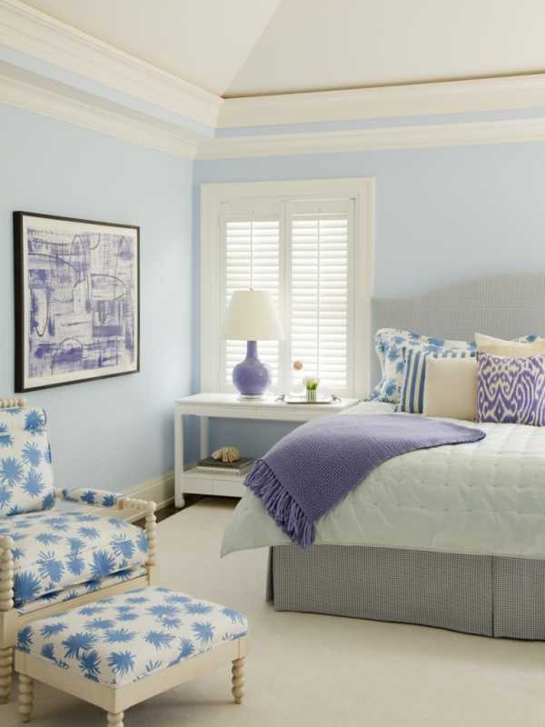 Голубой цвет стен в интерьере спальни