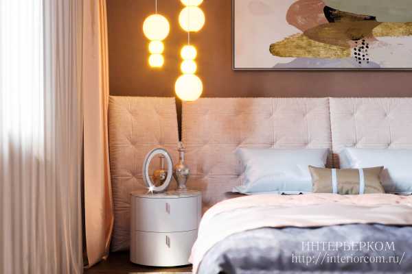 Подвесные светильники в спальне над тумбочками фото в интерьере